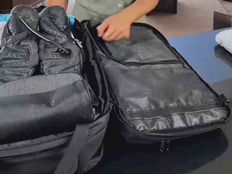 Built-in compartments and the shoe section of the 1Bag