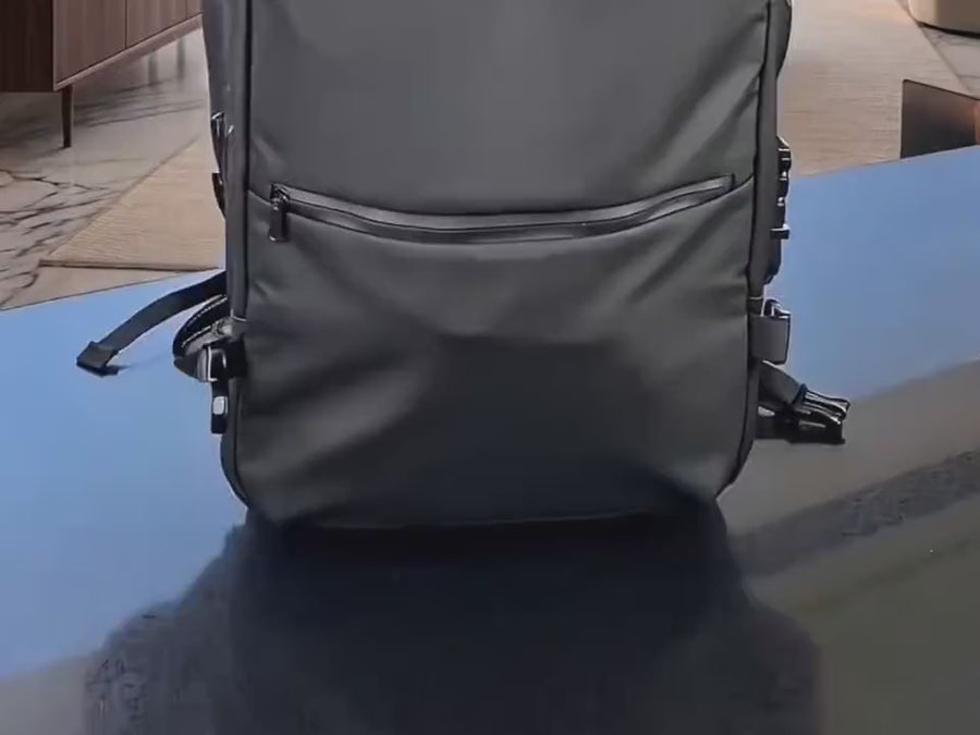 Laptop compartment, airport, beach and dinner with the 1Bag
